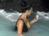 Kim Kardashian wypoczywa na basenie w Islandii